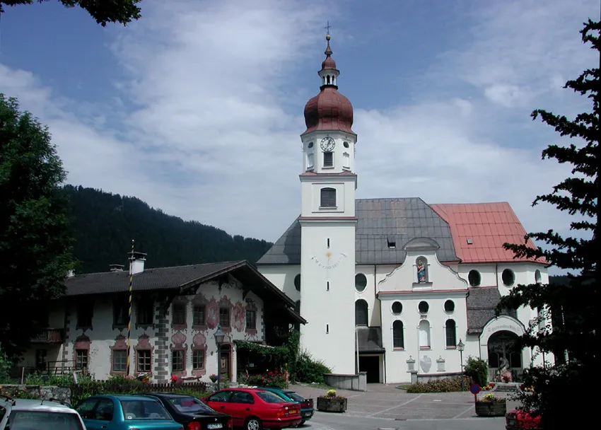 Vils Tirol Kirchplatz, links das ehemalige Mesnerhaus.