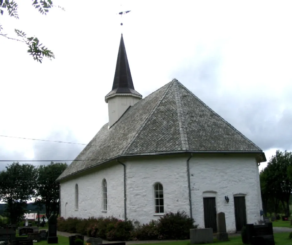 Rokke kirke og del av kirkegården sett fra nordøst