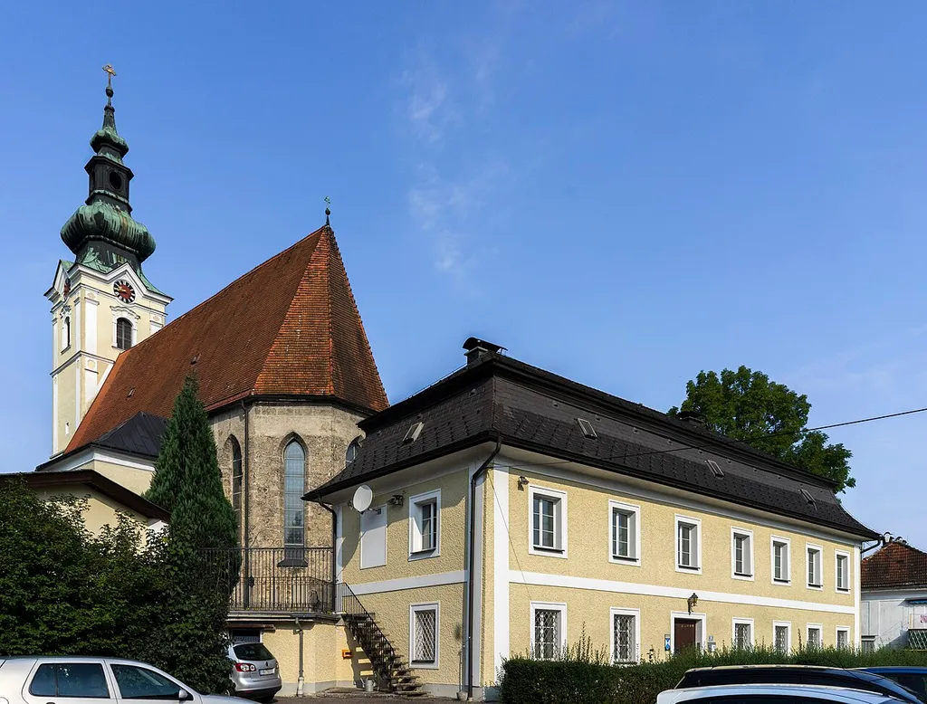 Pfarrkirche Frankenmarkt und Pfarrhof. Der Pfarrhof wurde mit 2019 aus dem Denkmalschutz entlassen.