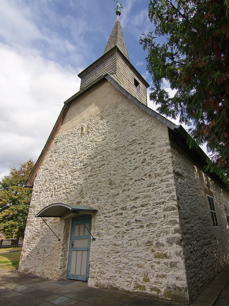 Eine der beiden Glocken im Turm der heutigen Kirche wurde im Jahre 1502 gegossen. Über einem Fenster des Kirchengebäudes befindet die: "IOST CUERDES ANNO 1614". Ob in diesem Jahr die Kirche neu erbaut oder lediglich renoviert wurde, ist nicht bekannt.