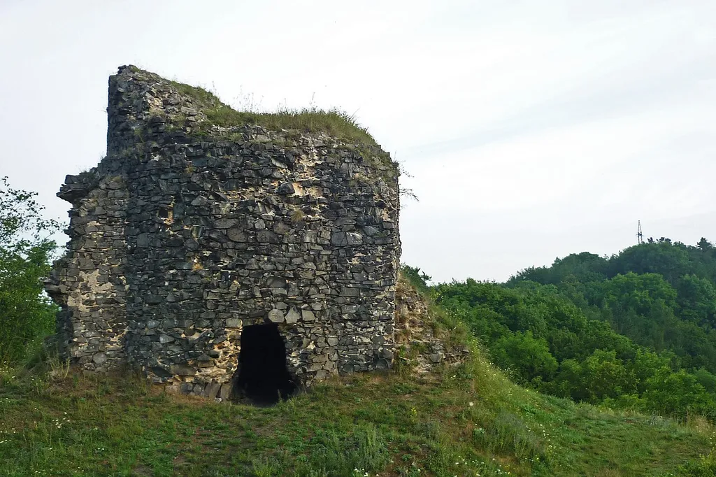 Burgruine Scharfenstein (Hrad Ostrý) bei Bensen (Benešov nad Ploučnicí), Reste der Oberburg