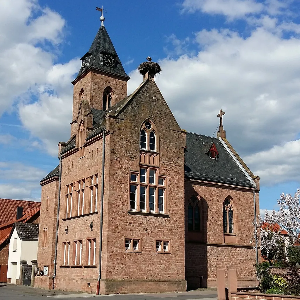 Evangelische Kirche in der Kirchstraße in Babenhausen-Hapertshausen. Ehemals auch als Rathaus und Spritzenhaus genutzt.