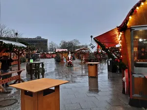 Weihnachtsmarkt am Bahnhof Friedrichstraße