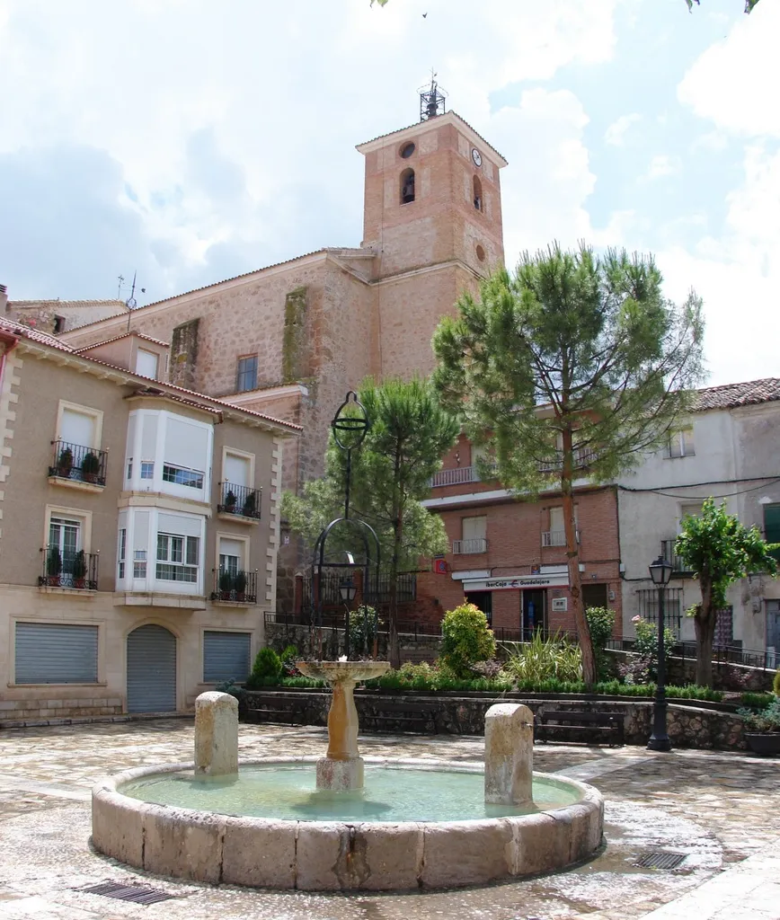 Pilón e iglesia de Nuestra Señora de la Asunción (Illana - Guadalajara)