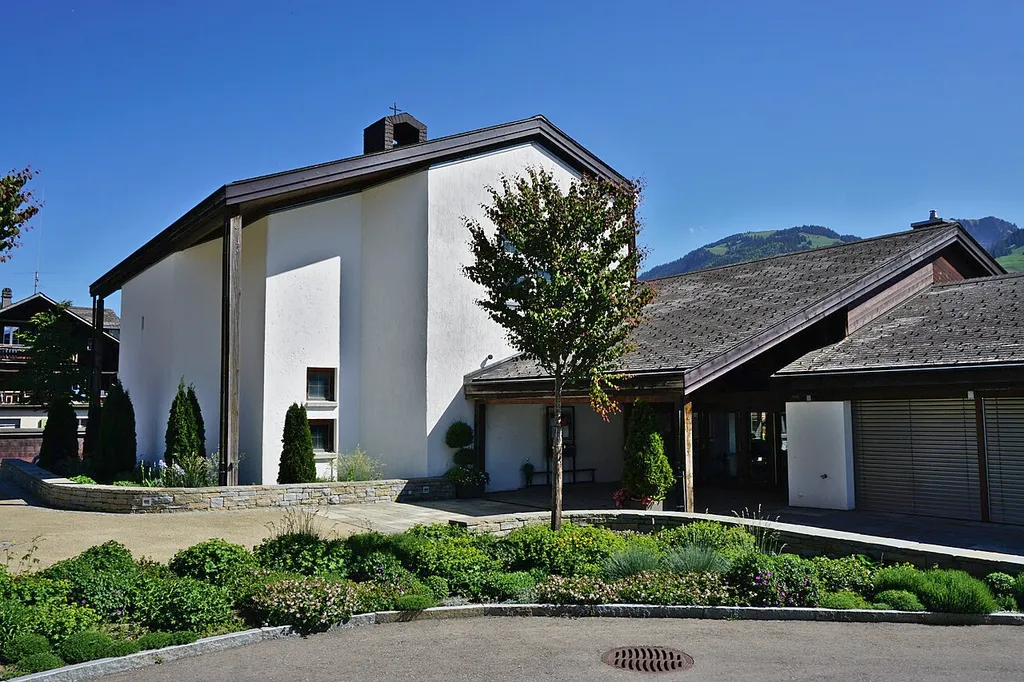 Die Katholische Franziskuskirche in Zweisimmen. Eingang mit Nebengebäuden
