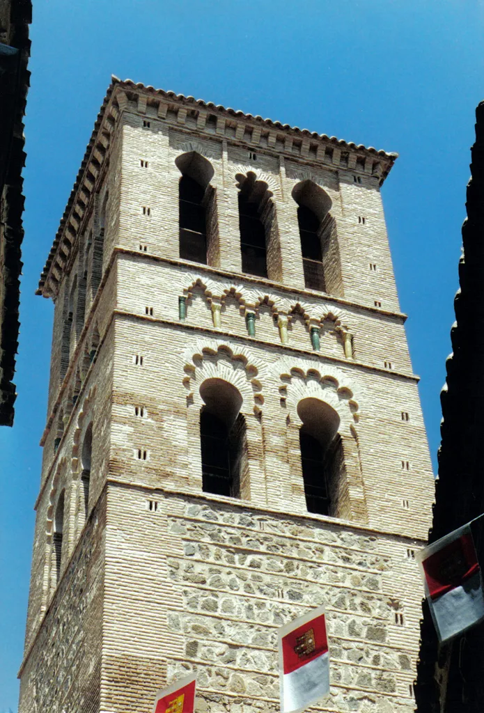 Clocher de l'église roman-mudéjare de Santo Tomé à Tolède