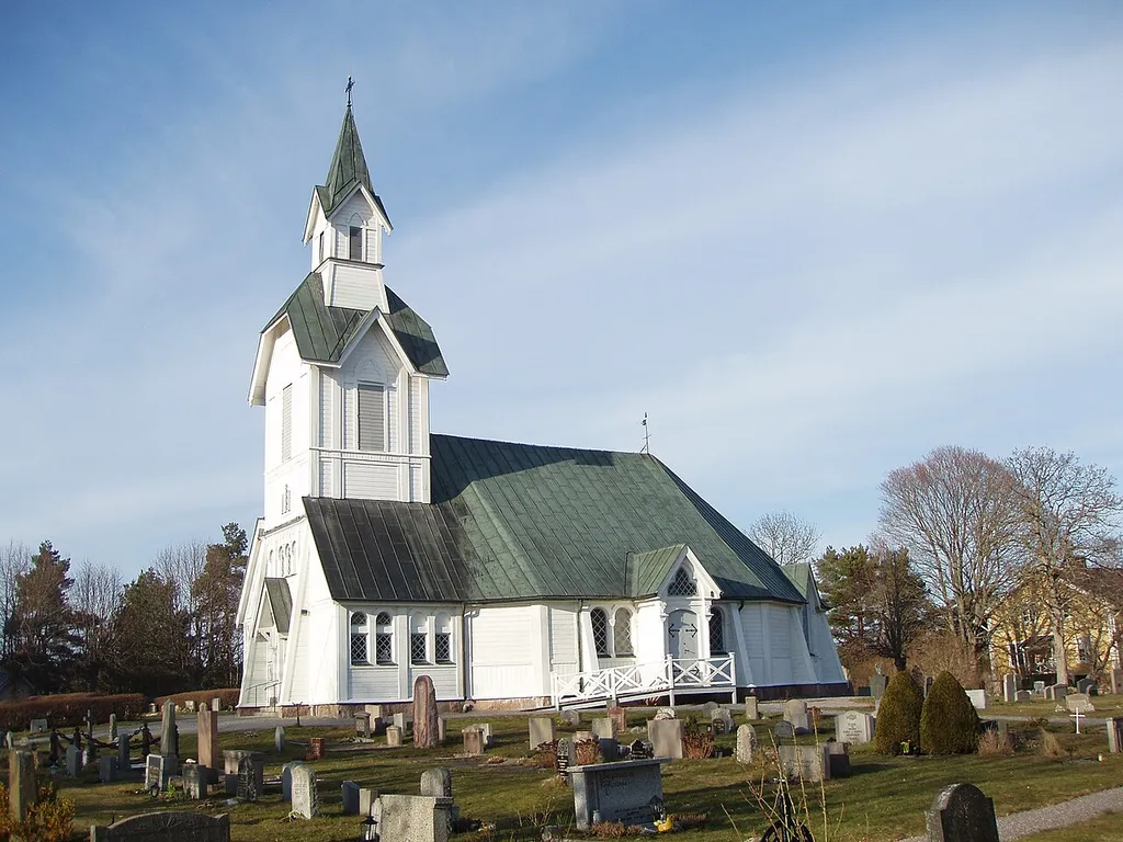 Ljusterö kyrka. Träkyrka ombyggd 1894 efter ritningar av Hjalmar Kumlien. The church of Ljusterö, Sweden. A wooden church built in 1894.