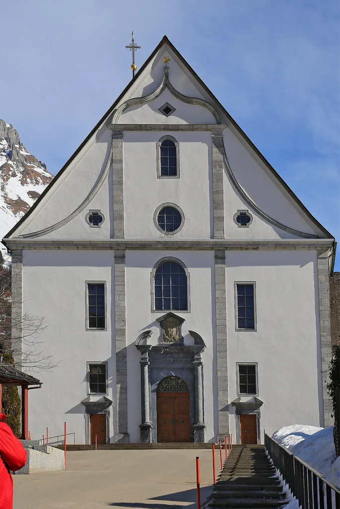 Kirche des Klosters in Engelberg, Kanton Obwalden, Schweiz: Die Barockkirche ist Teil der Benediktinerabtei Engelberg (Kloster Engelberg).Die Kirche wurde nach einem Brand 1730 -1737 neu aufgebaut.
