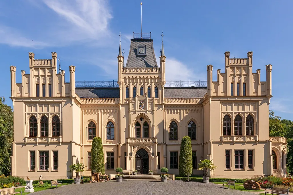 Schloss Evenburg. Auf viereckiger Insel mit gemauerten Böschungen und zwei Brücken liegend; zweigeschossiger Putzbau mit kurzen Seitenflügeln, neugotische Fassaden von 1861, vereinfacht ca. 1950. Bedeutung: historisch, künstlerisch, wissenschaftlich, städtebaulich; wesentliche Begründung: 1.05 geschichtliche Bedeutung aufgrund des Zeugnis- und Schauwertes für Bau- und Kunstgeschichte; Gruppe gemäß § 3.3 NDSchG; in Gruppe baulicher Anlagen: 457013Gr0032