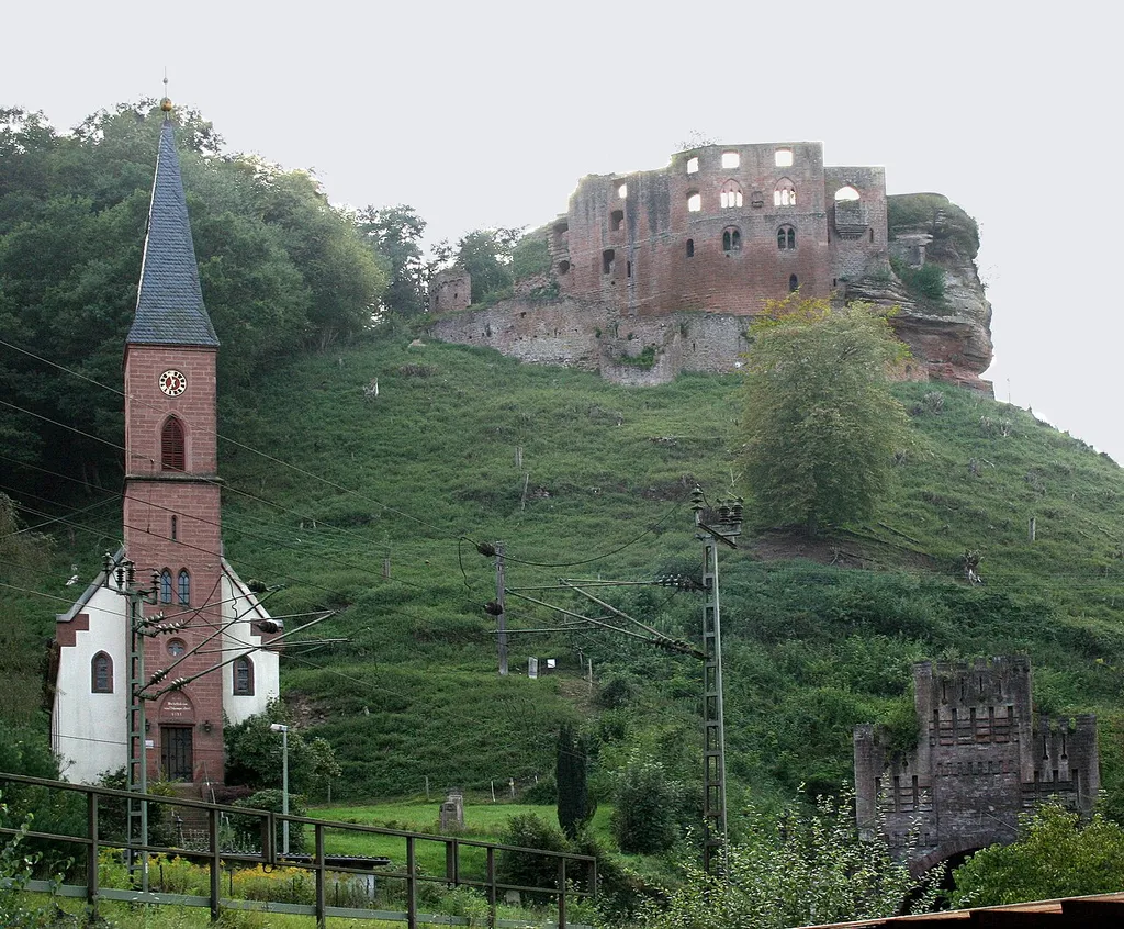 Tunnelportal mit Blick auf Ruine Frankenstein und Kirche