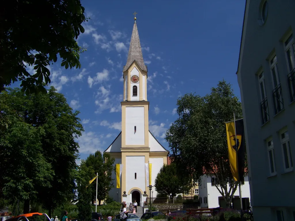 Pfarrkirche Mariä Verkündigung in Mengkofen. Der barocke Kirchenbau wurde 1722 eingeweiht.
