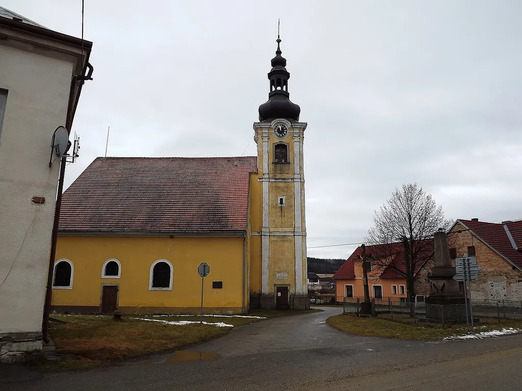 Kostel a pomníky v Číměři