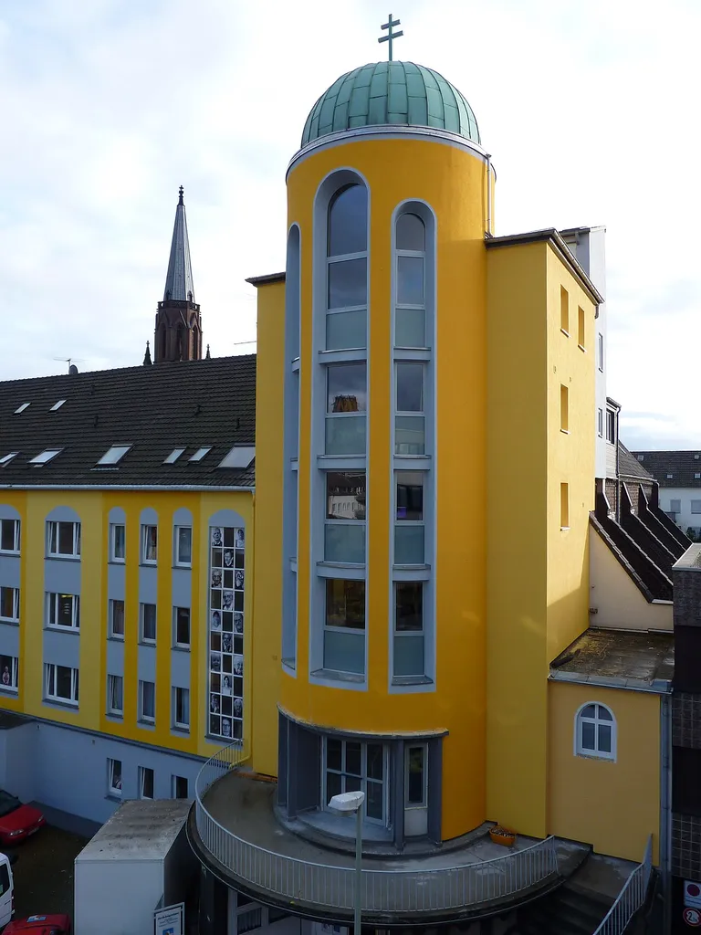 Die Pfarrkirche Erscheinung Christi, 1892–1894 erbaut als Christuskirche, durch Juni 1943 und Januar 1945 durch Bombenangriffe schwer beschädigt und bis November 1951 wieder in Stand gesetzt.