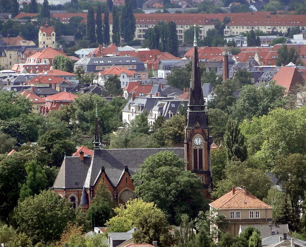 Heilig-Geist-Kirche in Blasewitz, gezoomt aufgenommen von der oberen Station der Schwebebahn in Dresden-Loschwitz