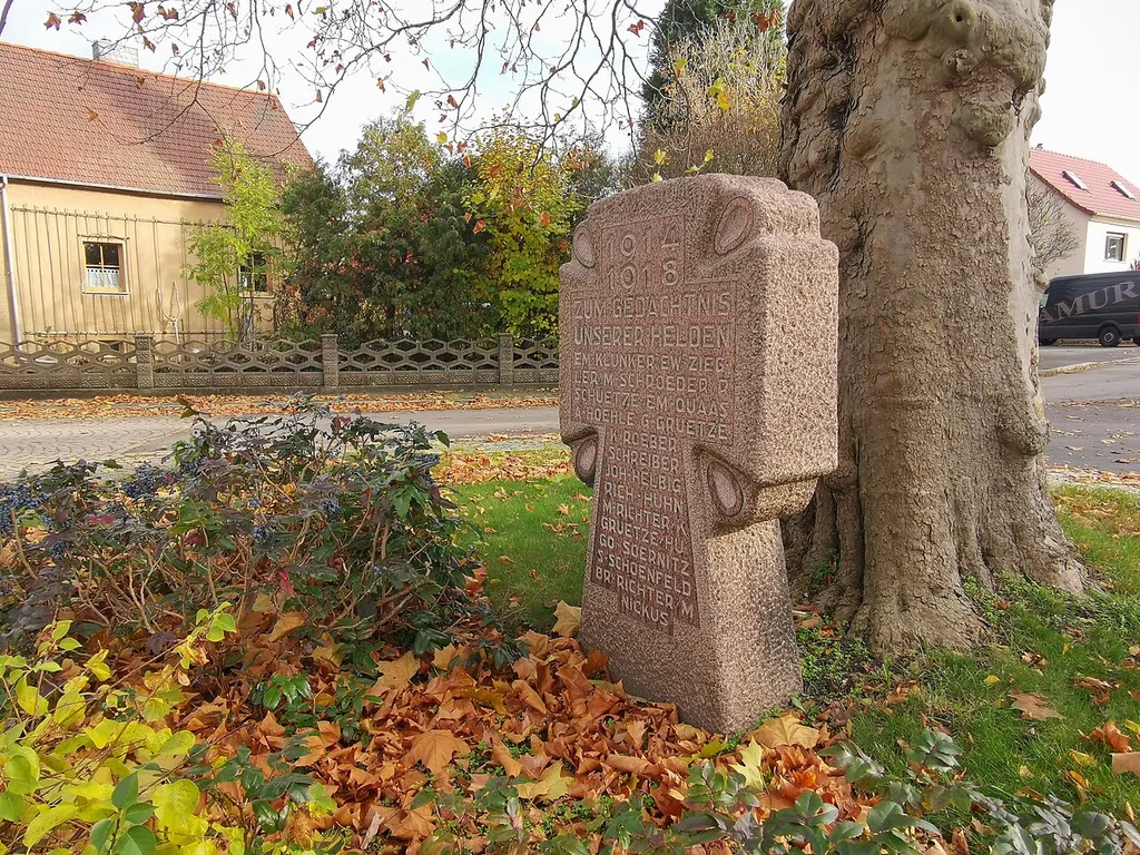 Denkmalgeschütztes Kriegerdenkmal in der Radeburger Straße in Gröbern, Nidderau