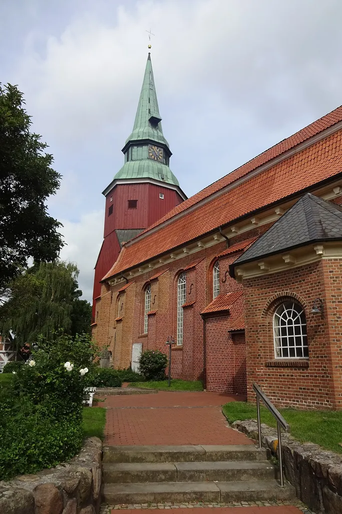 Steinkirchen (plattdeutsch Steenkark) ist eine Gemeinde im Landkreis Stade in Niedersachsen.