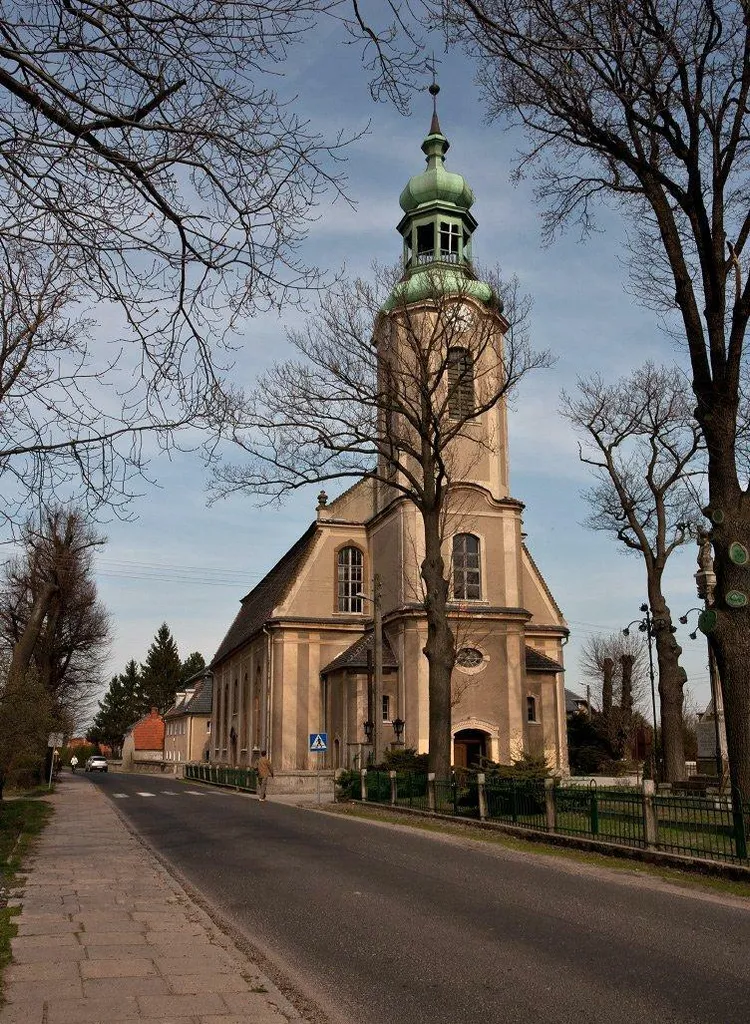 Duża i bogata wieś w pobliżu Jawora miała dwa kościoły - katolicki i ewangelicki. Luteranie wznieśli ten obiekt w 1784 r,. a w 1910 został przebudowany, na pamiątkę czego we wnętrzu umieszczono tablicę z napisem "Erbaut 1910". Po 1945 r. katolicy tę świątynię, jako większą, dostosowali do swojego wyznania.