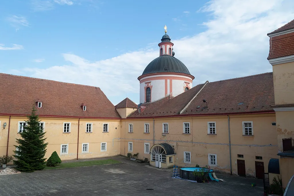 Klášter Křižovníků s červenou hvězdou na Hradišti u Znojma. Dvůr kláštera.