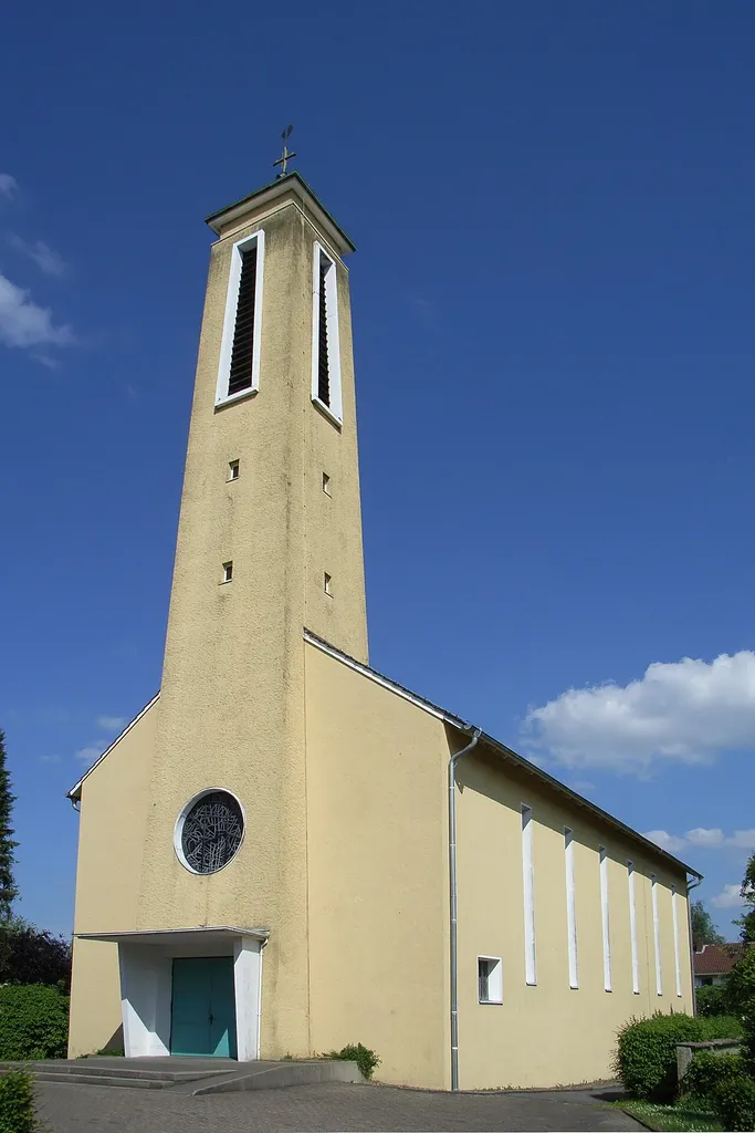 Bielefeld, Deutschland: Katholische Heilig-Kreuz-Kirche im Stadtteil Brake.