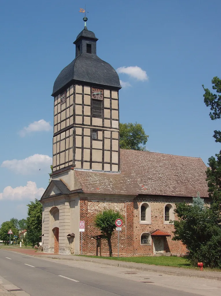 Spätromanische Backsteinkirche, erbaut zwischen 1191 und 1206, der markante Fachwerkturm wurde 1727 anstelle eines (zerstörten?) rechteckigen Wehrturms errichtet, Barockisierung im 17./18 Jahrhundert. Sarkophage der Familie von Katte befinden sich in einem Anbau, darunter der Holzsarg von Hermann von Katte, den König Friedrich Wilhelm I. hinrichten ließ, weil er mit seinem Sohn, dem späteren König Friedrich II., dem Alten Fritz, einen Fluchtversuch unternommen hatte