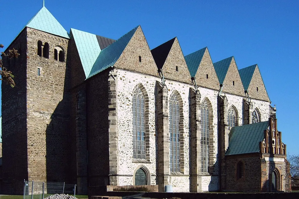 Sankt-Petri-Kirche Magdeburg (Katholische Universitätskirche der Otto-von-Guericke-Universität Magdeburg), Südseite.