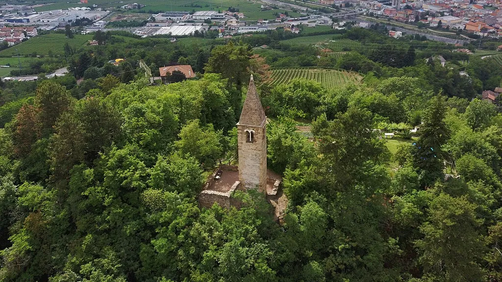 Ruderi e campanile della chiesa di San Martino a Gazzadina (Trento)