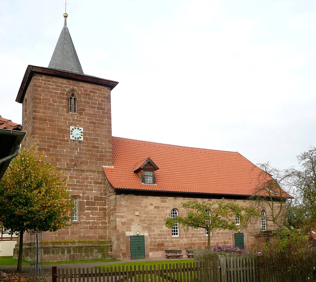 Ev.-luth. Kirche in Waake, Niedersachsen. Westturm spätmittelalterlich, Langhaus 1714 datiert
