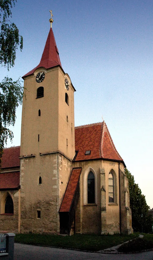 Pfarrkirche zum hl. Veit in Groß, Gemeinde Hollabrunn. Romanische, barockisierte Saalkirche mit hochgotischem Chor und gotischen Kapellenanbauten.