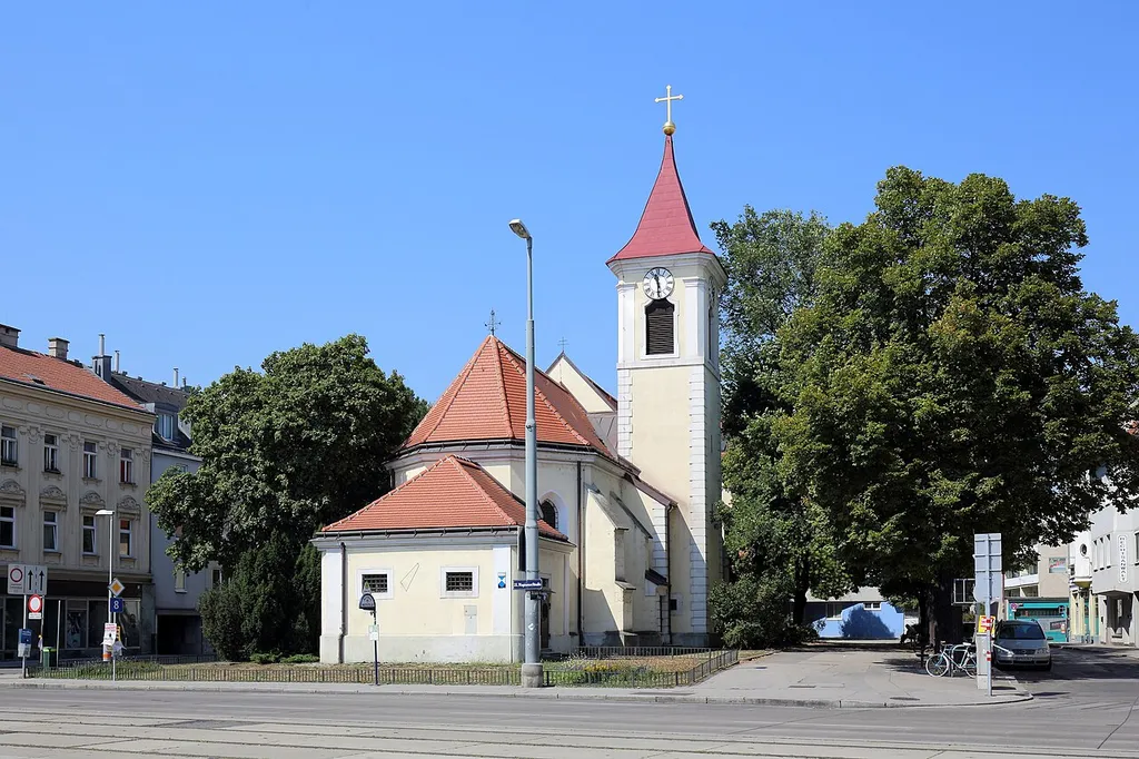 Ostansicht der röm.-kath. Pfarrkirche hl. Georg in Kagran, ein Ortsteil des 22. Wiener Gemeindebezirkes Donaustadt.Die Kirche ist bereits im 15. Jahrhundert als einschiffige Dorfkirche nachweisbar. Der gotische Chor wurde 1438 errichtet und 1642 erfolgte eine Erweiterung des Langhauses. Der Turm mit Ortsteingliederung ist im Kern ebenfalls gotisch, Glockengeschoß und Spitzhelm sind aus dem 17. Jahrhundert. Um die Kirche befand sich der Kagraner Friedhof, dieser wurde 1890 gesperrt und 1902 aufgelassen.