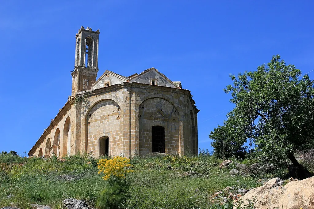 Verlassene Kirche in Sysklipos/Akçiçek, Nordzypern.