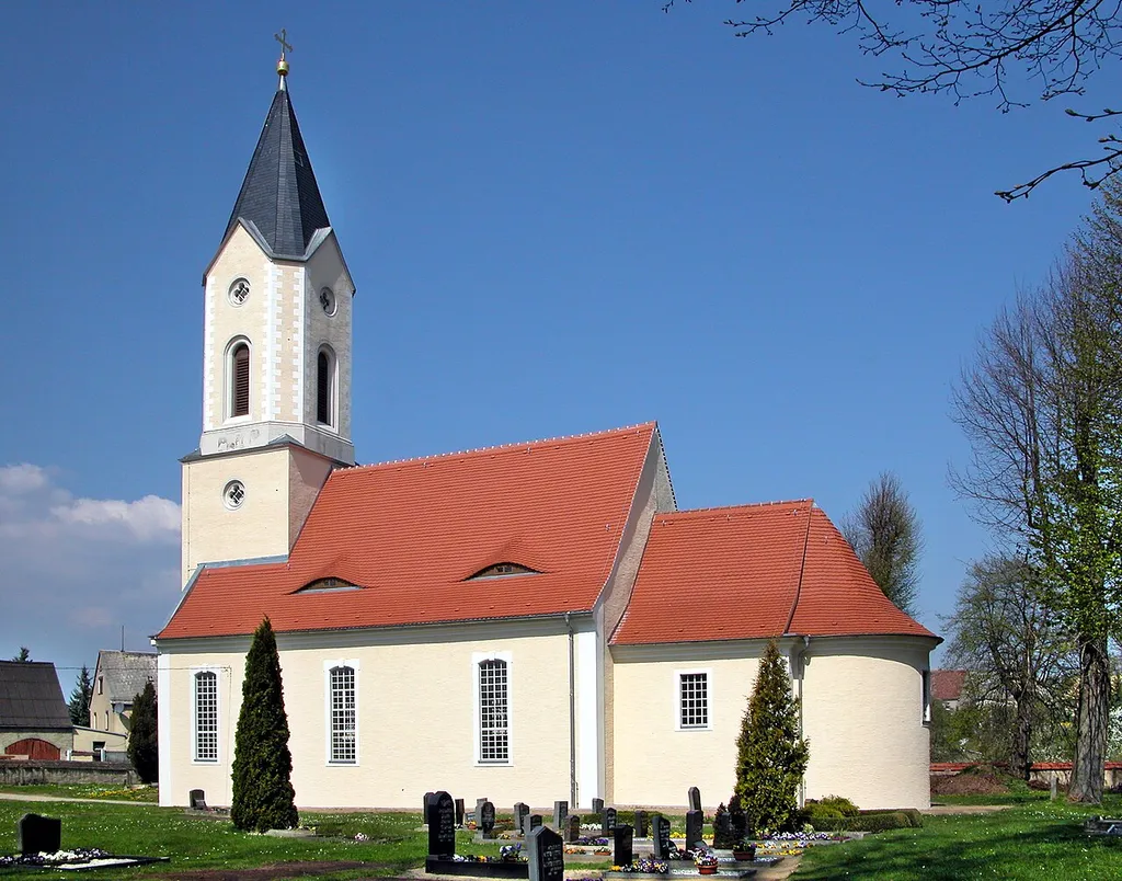 18.04.2011 04758 Sörnewitz (Cavertritz), Dorfstraße (GMP: 51.372535,13.100085): Dorfkirche Sörnewitz. Die Kirche ist romanischen Ursprungs. Das Kirchenschiff wurde Ende des 17. Jahrhunderts weitgehend neu erbaut und mit größeren Fensteröffnungen versehen. Der Westturm wurde 1859 anstelle eines älteren Turmes von Grund auf neu errichtet. [DSCNn2331.TIF]20110418500.DR.JPG(c)Blobelt
