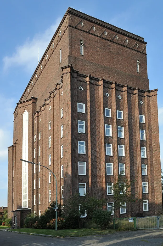 Historical building in Bremerhaven, northern Germany Wohnwasserturm, Am Wohnwasserturm 6, 1926-1927 von Wilhelm Kunz The object shown is a protected cultural monument in the Free Hanseatic City of Bremen with the number 1646 registered with the State Office for Monument Preservation. → Datenbankeintrag
