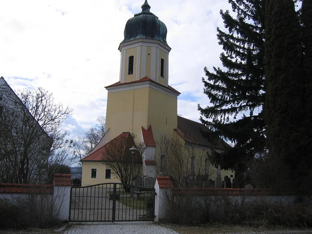 Die Kirche, das Wahrzeichen von Ried bei Neuburg.
