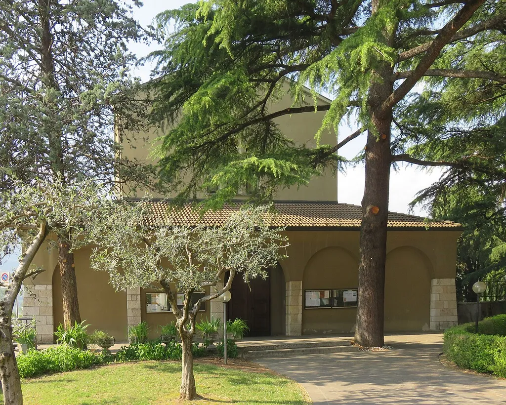 Facciata della chiesa su via Benacense