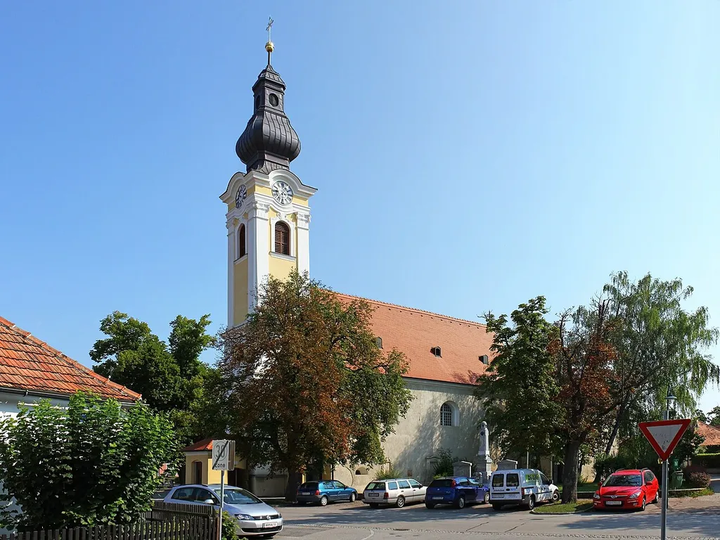 Die an der Durchgangsstraße gelegene Pfarrkirche hl. Jakobus der Ältere ist ein barocker Saalbau mit mittelalterlichem Kern, einem barockisierten, gotischen Chor und einem barocken Westturm.