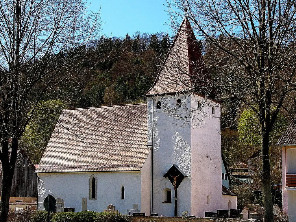 Katholische Friedhofkirche St. Peter. Frühgotisch, im 17./18. Jahrhundert leicht umgestaltet; mit Ausstattung.