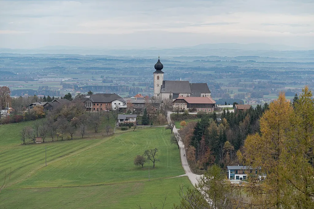 The village of Magdalenaberg in Pettenbach is located on a hill on the edge of the Alpine foothills.