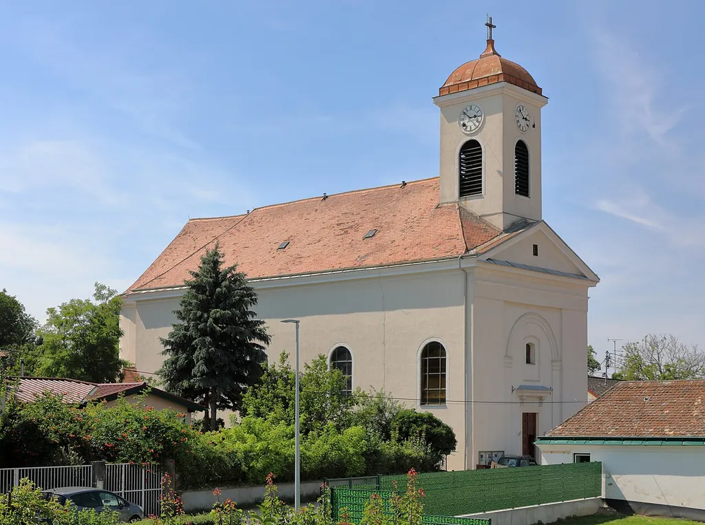 Südostansicht der röm.-kath. Pfarrkirche Maria Heimsuchung in Breitenwaida, ein Ortsteil der niederösterreichischen Stadtgemeinde Hollabrunn. Die nach Westen ausgerichtete klassizistische Saalkirche wurde 1822/23 vom Josef Reiminger errichtet.