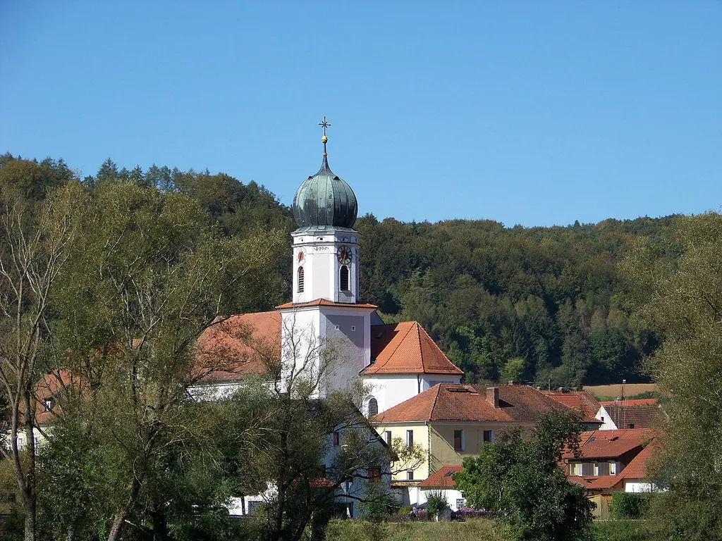 Duggendorf. Katholische Pfarrkirche Mariä Opferung, Saalbau mit eingezogenem Chor und Flankenturm mit Zwiebelhaube und Putzgliederungen, bez. 1736, Turm bez. 1705; mit Ausstattung: Kriegerdenkmal für 1914/18 mit rundbogigem Bildfeld und Pilasterrahmung, 1920 von Theodor Strasser und Albert Reich.