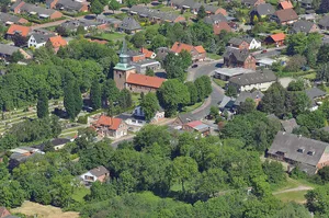 Friedhof der St. Abunduskirche mit Baumbestand
