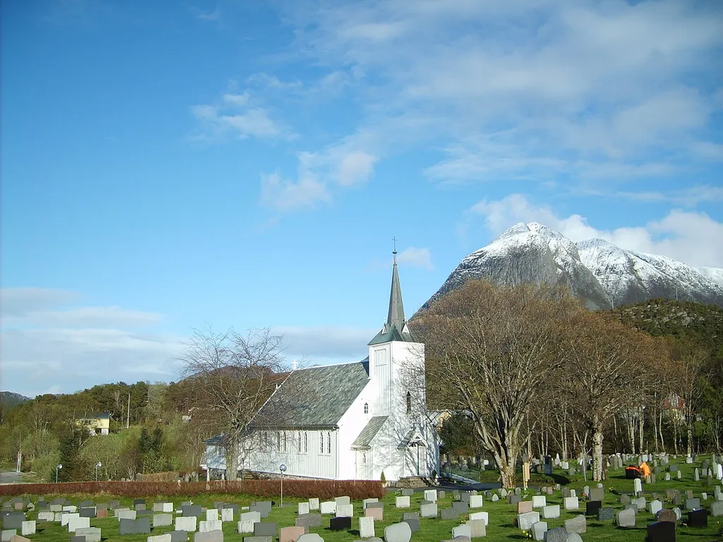 Gullstein kyrkje i Aure kommune på Nordmøre. (Foto: Olve Utne)