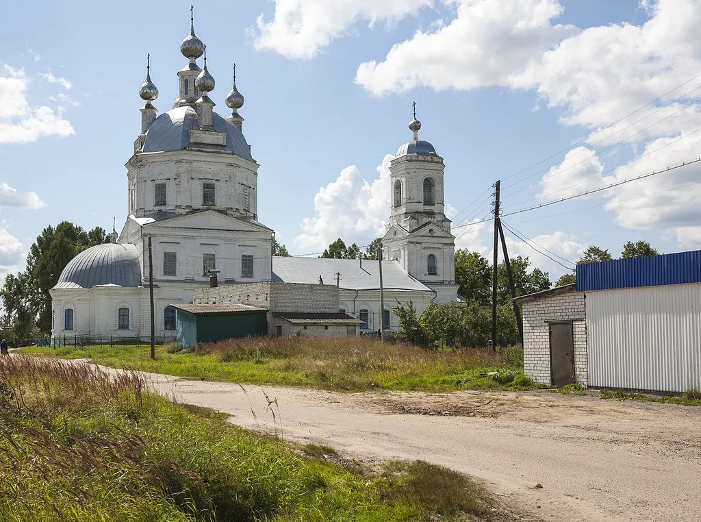 Церковь Преображения Господня в селе Сицкое Чкаловского района Нижегородской области. Другие названия: Преображенская церковь; Спасо-Преображенская церковь; Спасопреображенская церковь; Спаса Преображения церковь; Спасская церковь. Кирпичная церковь, построенная в 1789—1831 годы. Основной объём типа восьмерик на четверике завершён декоративным пятиглавием, малые главы ориентированы по странам света. Трапезной церковь соединена с трехъярусной колокольней. В трапезной Казанский (справа) и Космодамианский (слева) приделы. Закрыта в конце 1930-х годов, занята под склад. Возвращена верующим в 1989 году, отреставрирована. Вид с севера.