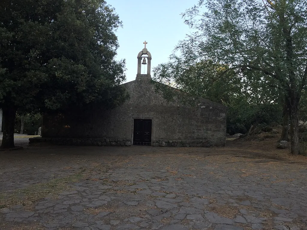 Facciata della chiesa vista frontalmente.