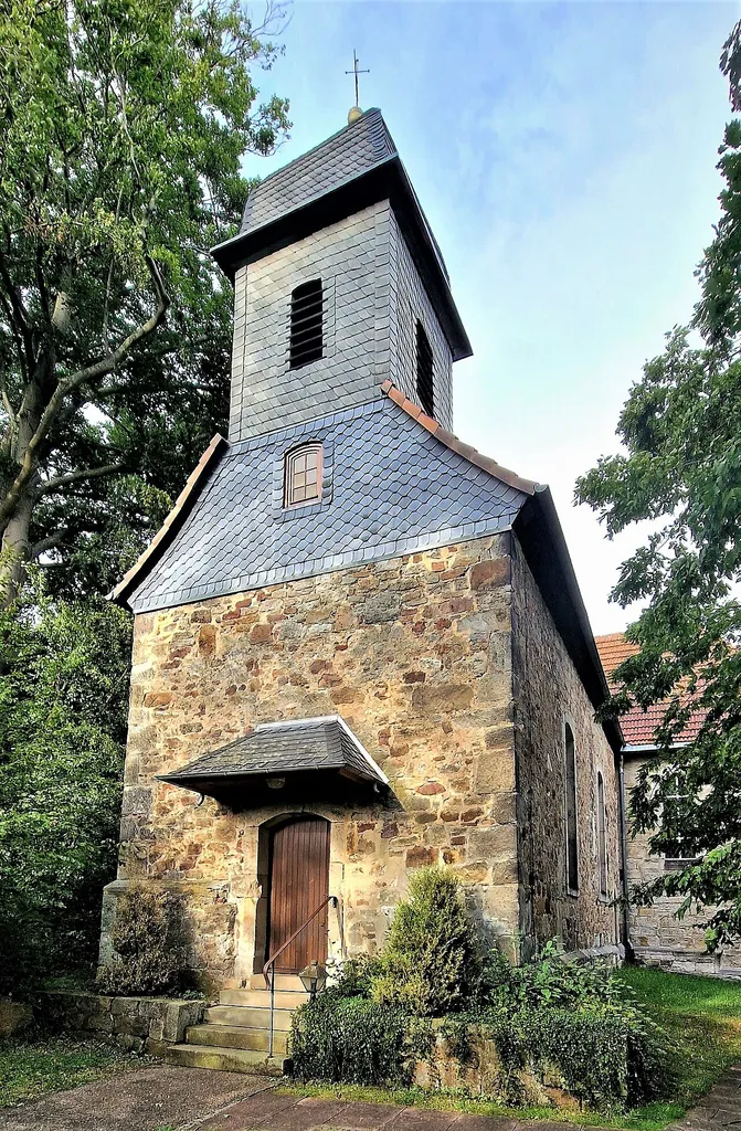 Protestant church with churchyard Kirchweg 6, Am Wickenberge, Wahnhausen, Fuldatal in the Kassel district