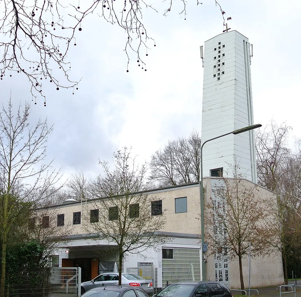Ehemals evangelische Heimatkirche in Frankfurt-Zeilsheim, Siedlung Taunusblick, Rombergstraße 63; Baujahr 1964; Architekt: Hans Bartholmes; inzwischen von der Freikirchlichen Koreanischen Gemeinde Uri genutzt