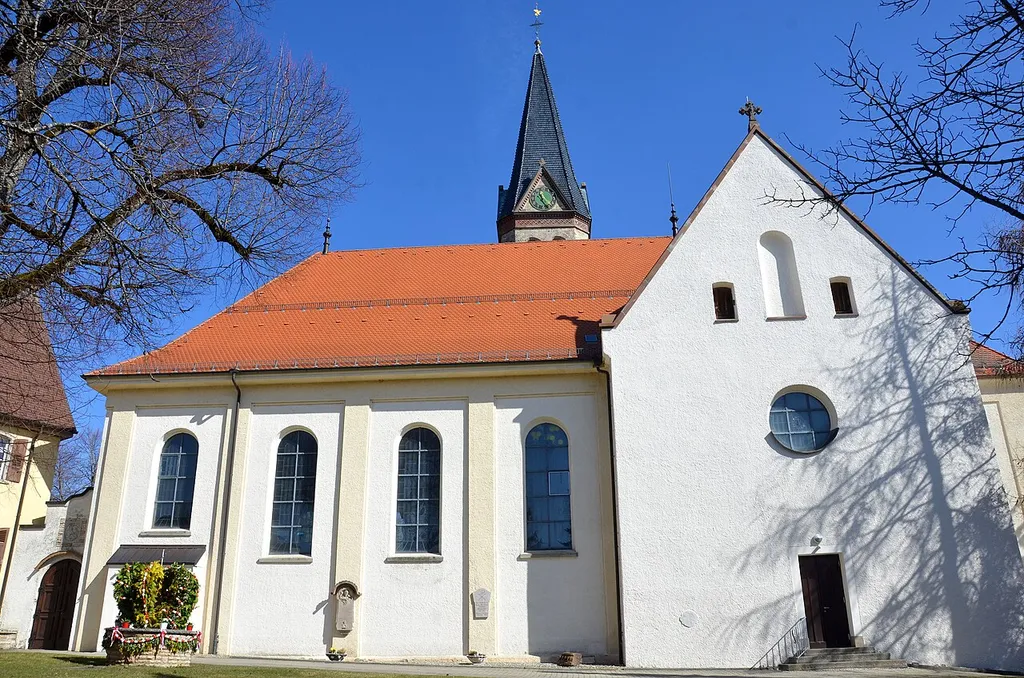Pfarrkirche St. Afra und Osterbrunnen in Obernheim im Zollernalbkreis