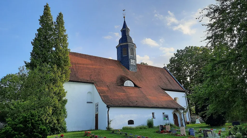 Kirche Fördergersdorf, Nordostansicht mit Sakristei, Eingangshalle und Gebeinkeller