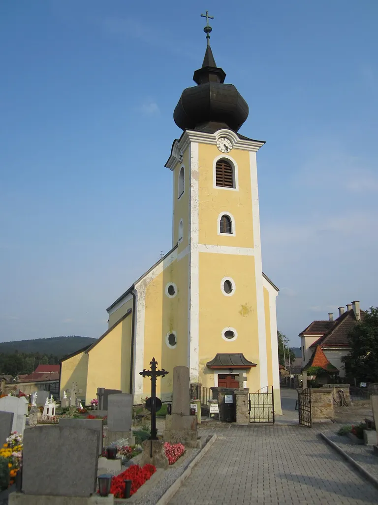 Im Kern gotische, später barockisierte Pfarrkirche mit barockem Westturm; urkundlich erwähnt 1180; Erweiterungen 1781, 1784 und 1864. This media shows the protected monument with ObjektID 10426 in Austria. (Commons, de, Wikidata)