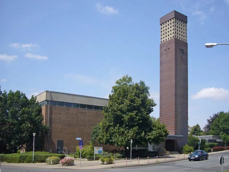 evangelische St.-Thomas-Kirche in Wolfenbüttel; fertiggestellt 1967; Turm 2007 mit Kupferblech-Verkleidung saniert