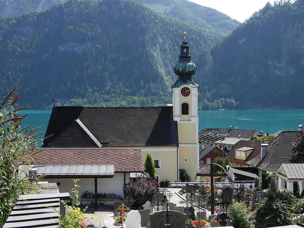 Kath. Pfarrkirche hl. Bartholomäus und ehem. Friedhofsfläche